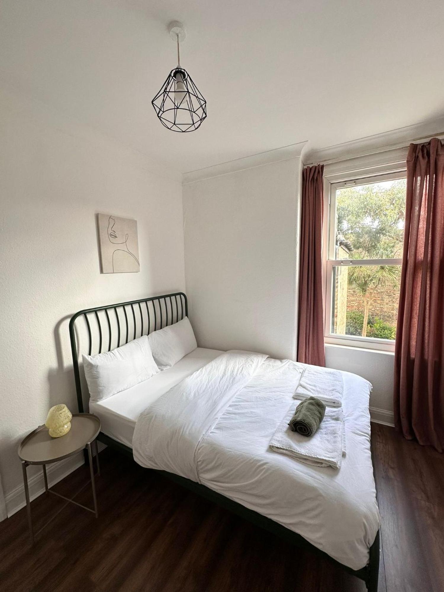 Charming, Renovated Residence In Willesden Green London Bagian luar foto