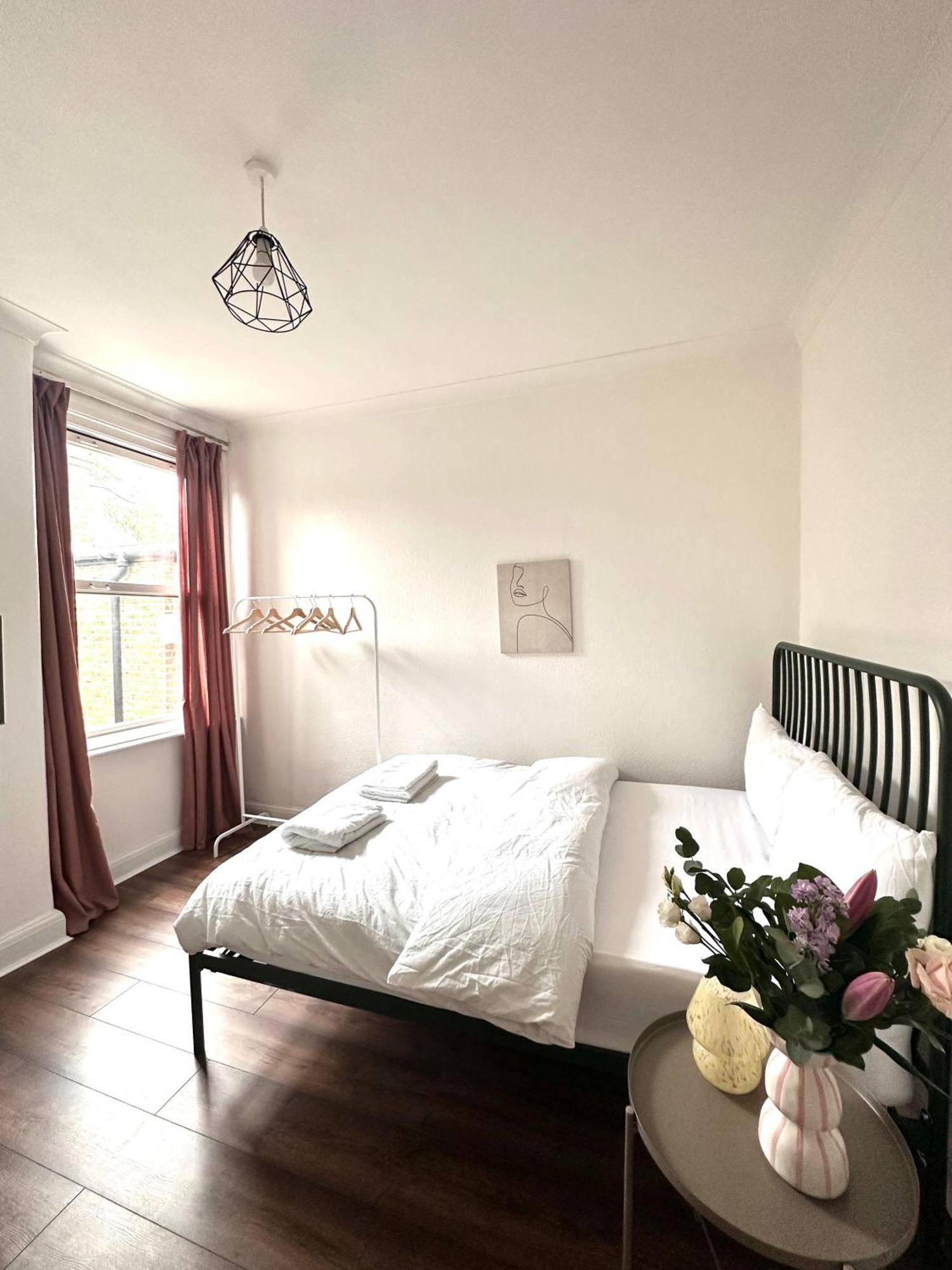 Charming, Renovated Residence In Willesden Green London Bagian luar foto